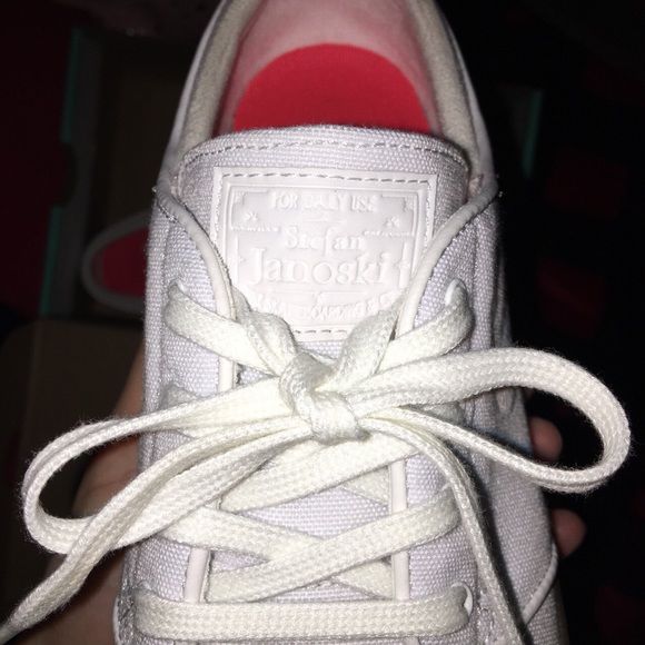 ✨Brand new - Never worn Nike’s✨ - Picture 2 of 3